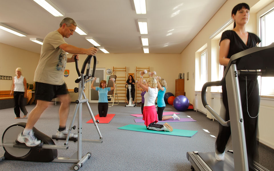Fitnessraum mit Trainingsgeräten im Vitalium