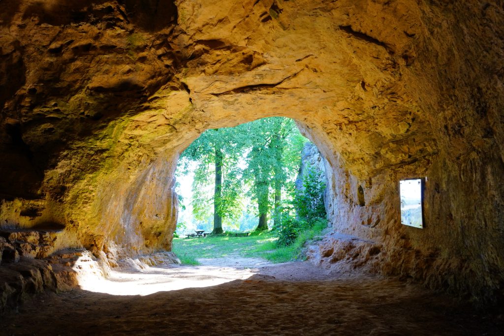 Blick aus der Steinkirche Scharzfeld bei Herzberg im Harz - es ist eine rundbogige Höhle in Dolomitfelsen