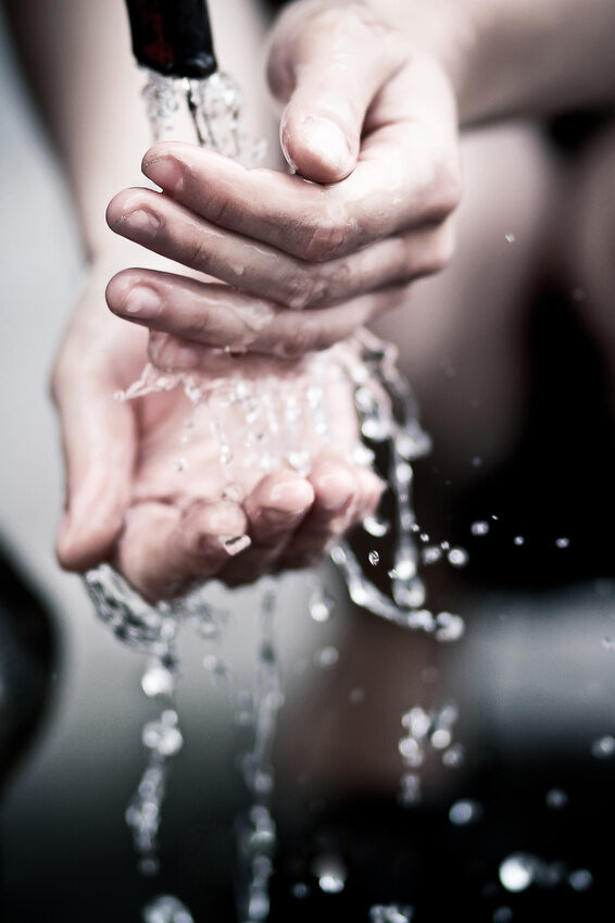 Kneipp-Anwendung mit fließendem Wasser im Vitalium Kneipp-Anwendung mit fließendem Wasser im Vitalium