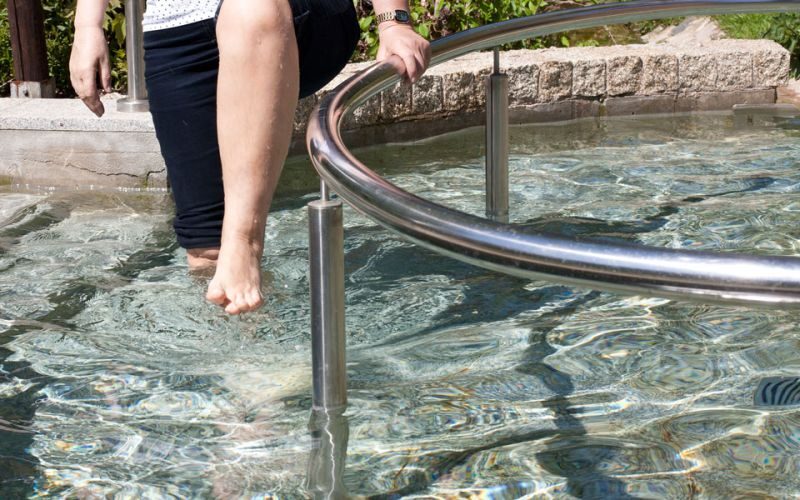 Kneipp-Guss durch eine Bademeisterin im Vitalium