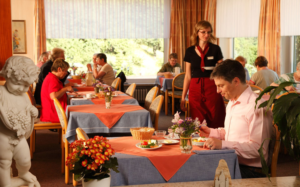 Gäste beim Essen im Speisesaal des Vitalium