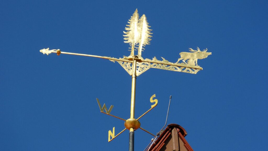 Wetterfahne vor blauem Himmel im Harz
