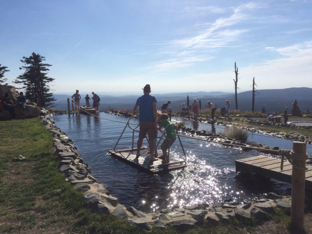 Wassertretstelle in der Harzer Berglandschaft